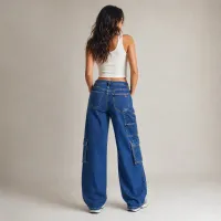 Pantalones Cargo Azul Denim Bolsillos Funcionales Estilo Editorial – Imagen 4