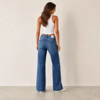 Jeans Wide Leg Azul Medio con Ruedo Deshilachado – Imagen 2