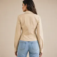 Blusa Camisera Beige Entallada con Pinzas – Image 3