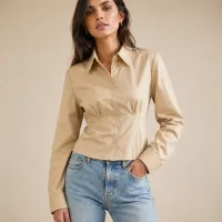 Blusa Camisera Beige Entallada con Pinzas – CHICA, BEIGE