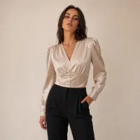 Blusa de Satín Manga Larga Cuello V – CAFE, GRANDE