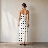 Vestido Largo Strapless de Satín con Lunares – Imagen 3