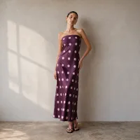 Vestido Largo Strapless de Satín con Lunares – TINTO, CHICA