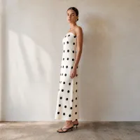 Vestido Largo Strapless de Satín con Lunares – Imagen 2