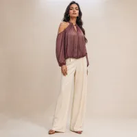 Blusa de Satín Cold Shoulder con Cuello Halter – Imagen 4