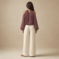Blusa de Satín Cold Shoulder con Cuello Halter – Imagen 3