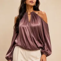 Blusa de Satín Cold Shoulder con Cuello Halter – Imagen 2
