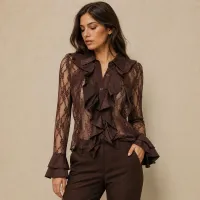 Blusa de Encaje con Holanes y Cuello Jabot – Image 3