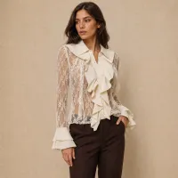 Blusa de Encaje con Holanes y Cuello Jabot – PERLA, CHICA