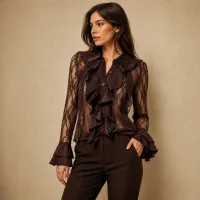 Blusa de Encaje con Holanes y Cuello Jabot – CAFE, GRANDE