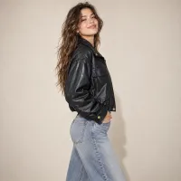 Bomber Faux Leather Con Bolsas Cargo – Imagen 3