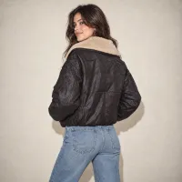 Chamarra Puffer Efecto Piel Con Cuello Borrego – Image 2