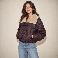 Chamarra Puffer Efecto Piel Con Cuello Borrego – TINTO, CHICA