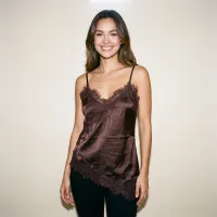 Blusa Satinada Con Encaje En Pico – CAFE, CHICA