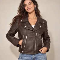 Chamarra Biker De Vinil Con Zippers  – CAFE, CHICA