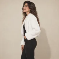 Chamarra Faux Fur Cropped Blanca – Imagen 3