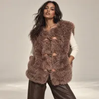 Chaleco Shaggy Con Broches Tipo Toggling Negro – MEDIANO, CAMEL