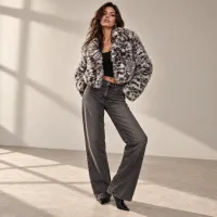 Abrigo Corto Faux Fur Estampado Animal Print Cafe – Image 3