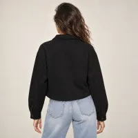 Shacket Cropped Con Bolsas Utilitarias Negro – Imagen 2