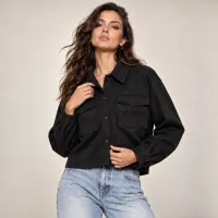 Shacket Cropped Con Bolsas Utilitarias Negro – Imagen 1