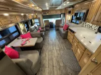 2018 NEWMAR DUTCHSTAR 3736 bath and a half – Image 9