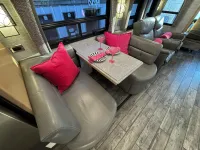 2018 NEWMAR DUTCHSTAR 3736 bath and a half – Image 8
