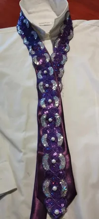 Corbata Bordada a Mano con Lentejuelas | Diseño Exclusivo Artesanal – Morado, perlas 