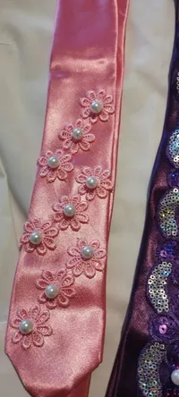 Corbata Bordada a Mano con Lentejuelas | Diseño Exclusivo Artesanal – Rosa con perlas
