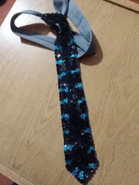Corbata Bordada a Mano con Lentejuelas | Diseño Exclusivo Artesanal – Negra y Azul