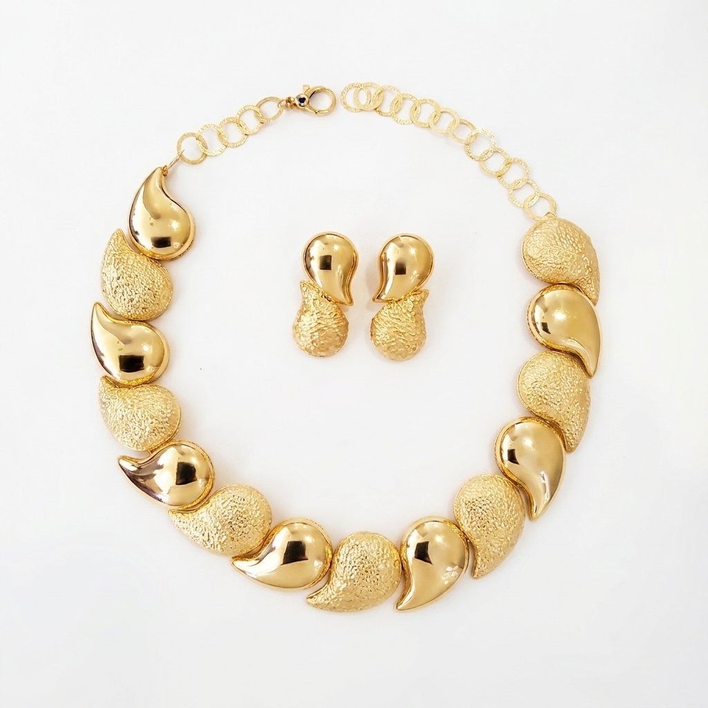 Kiksy - Sculptural Paisley Link Necklace & Earring Set (18k Gold) – Image 2