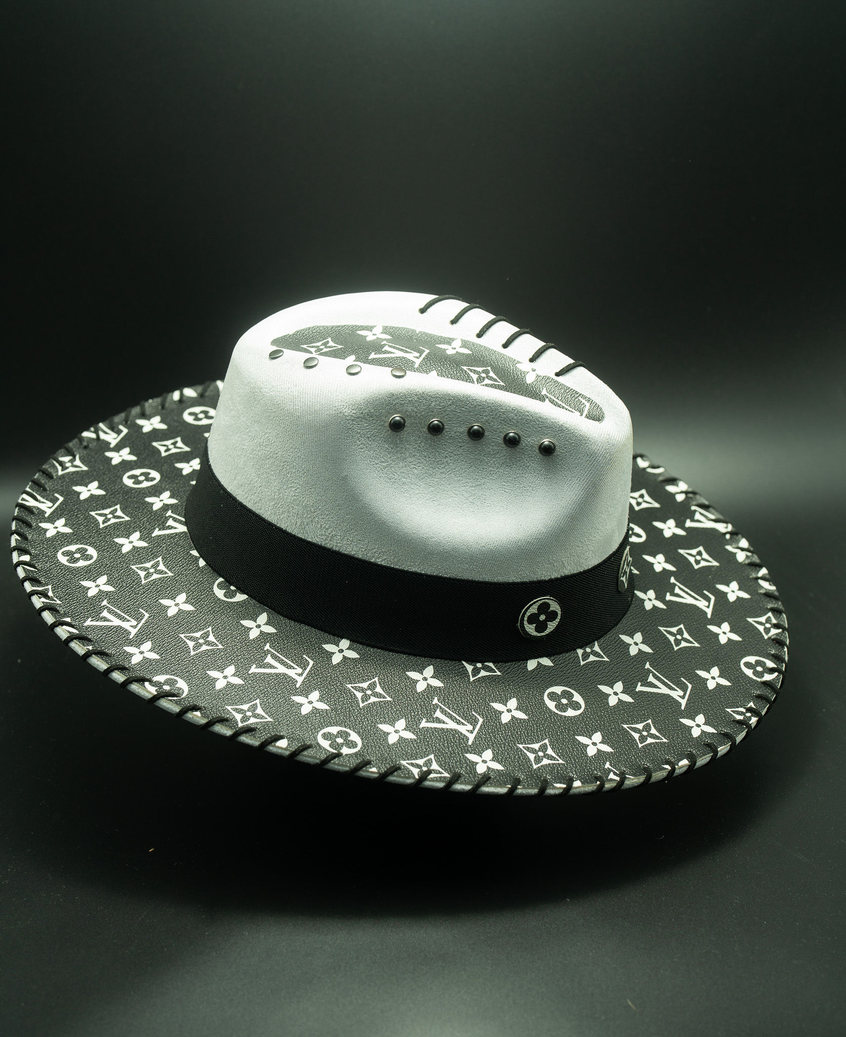 Black and White Prestige – Image 2