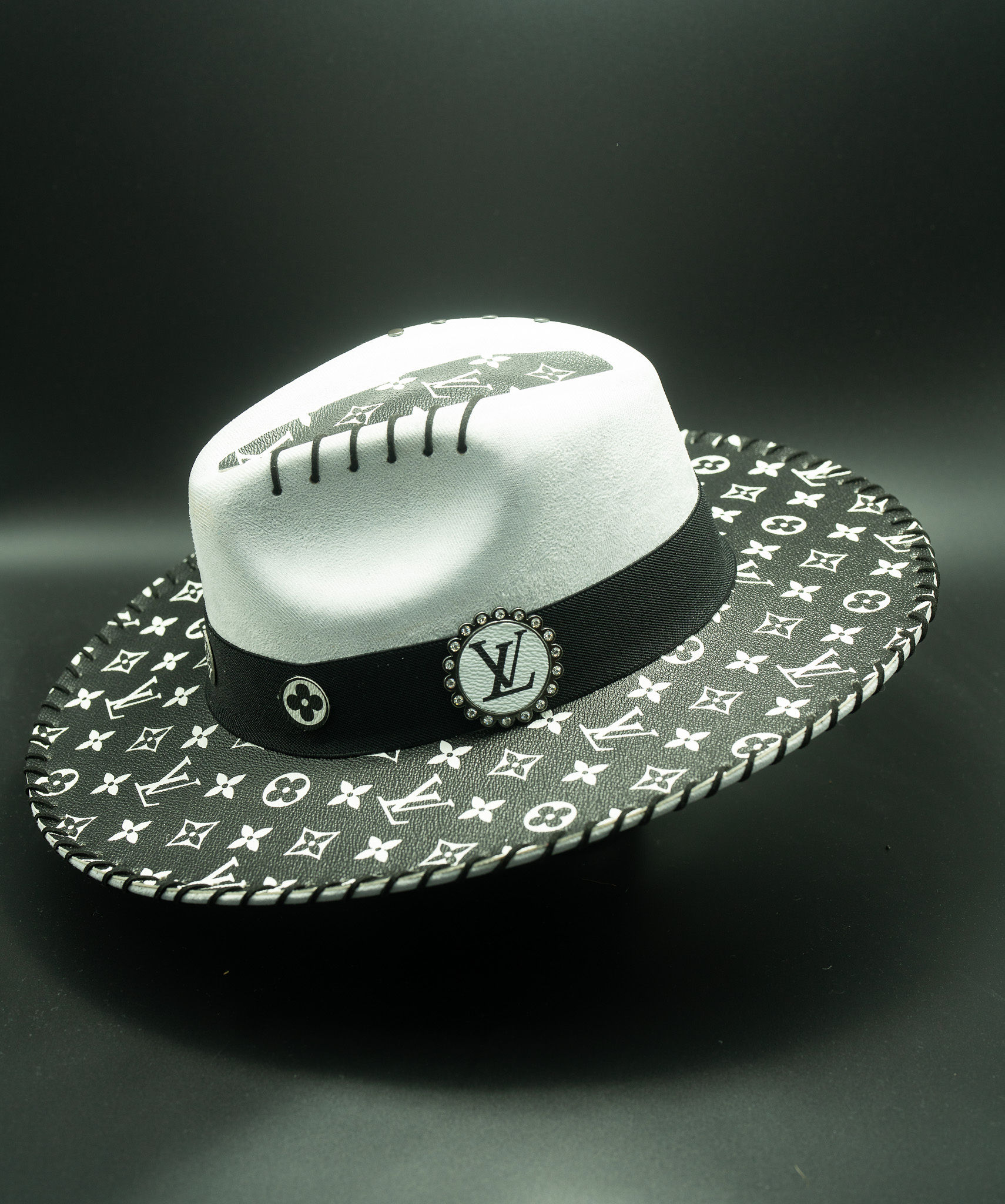 Black and White Prestige – Image 3