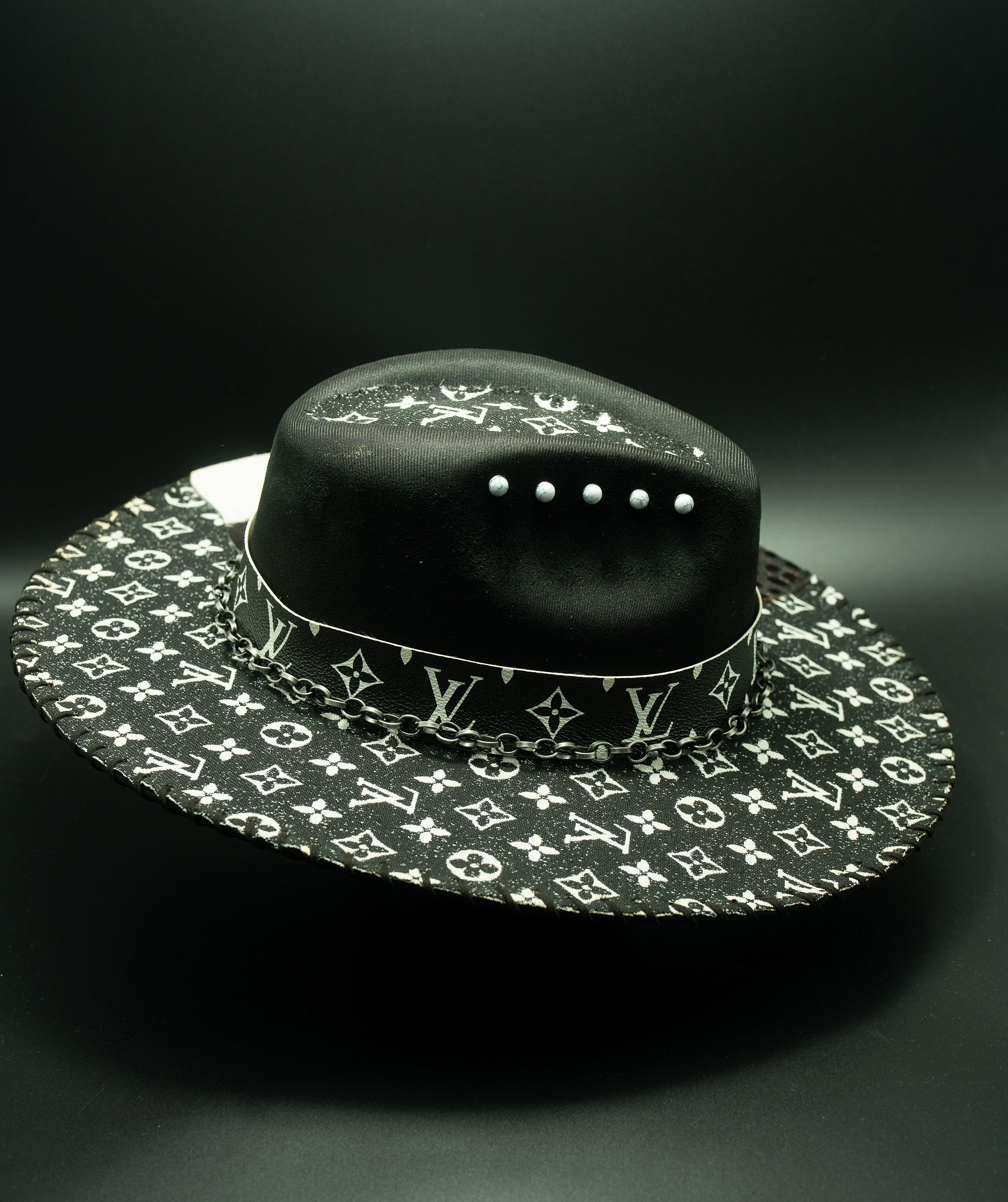 Black Chairman – Image 2