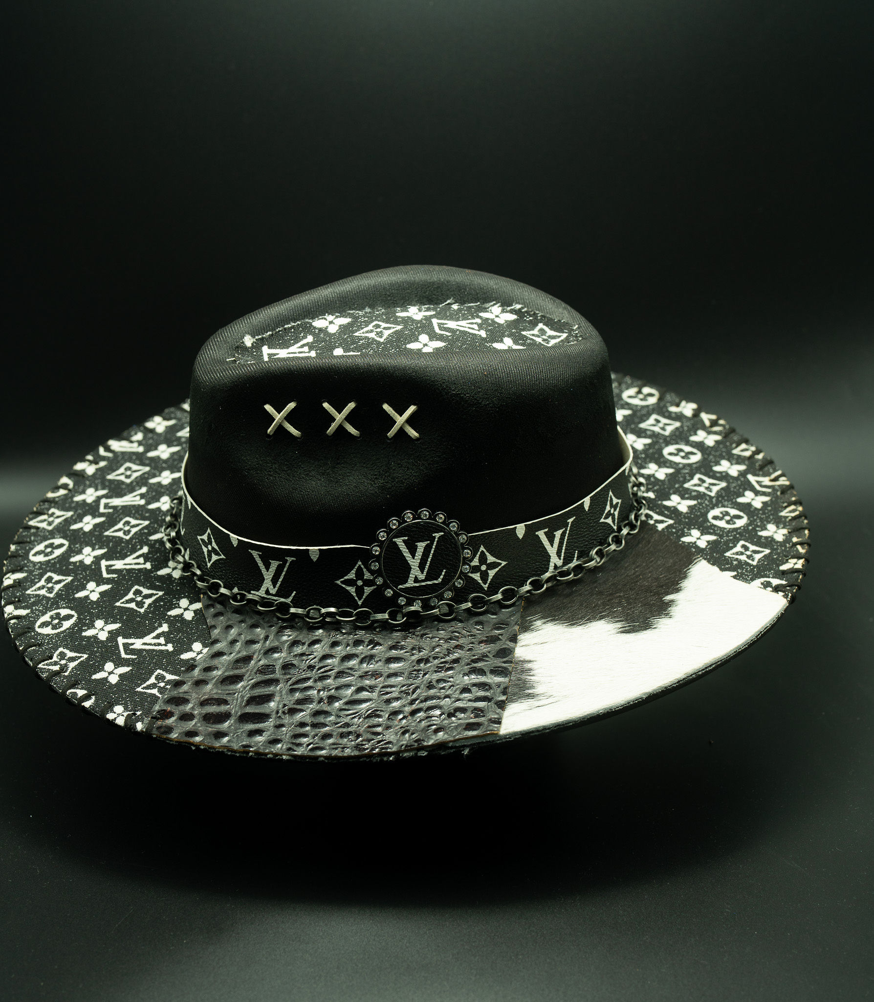 Black Chairman – Image 3