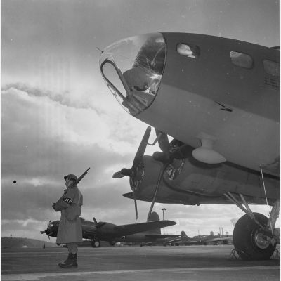 B-17 Bomber - Uncle Willie (78" Wingspan) – Image 2