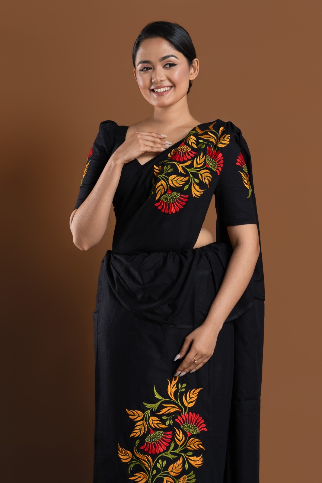 Elegant Sri Lankan Embroidery Saree – Image 2