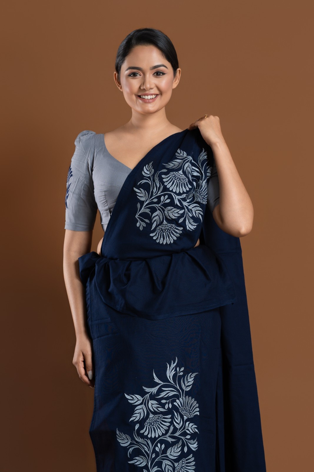 Elegant Sri Lankan Embroidery Saree – Image 2