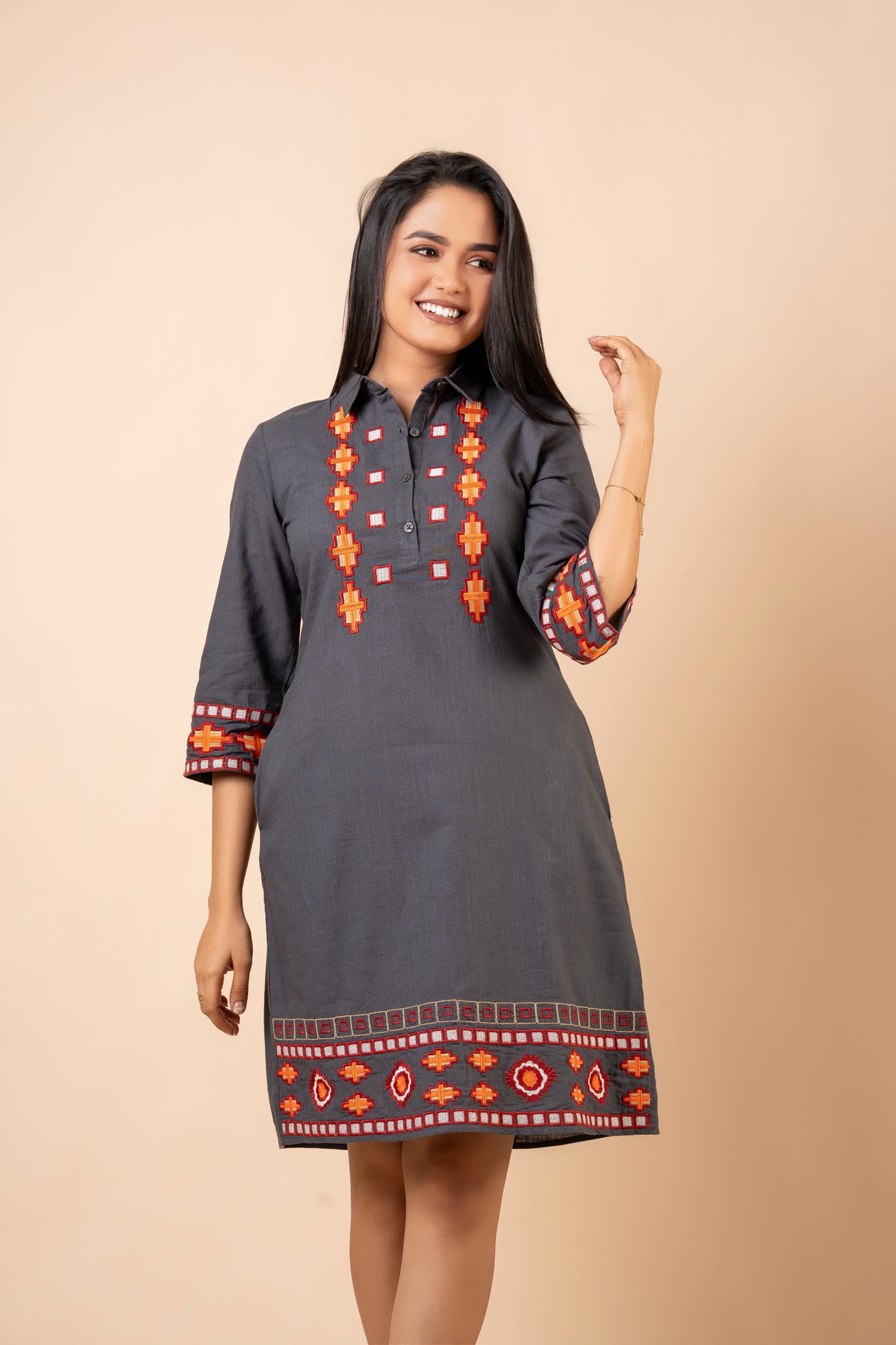 Colourblock Embroidered Maxi Dress – Image 3