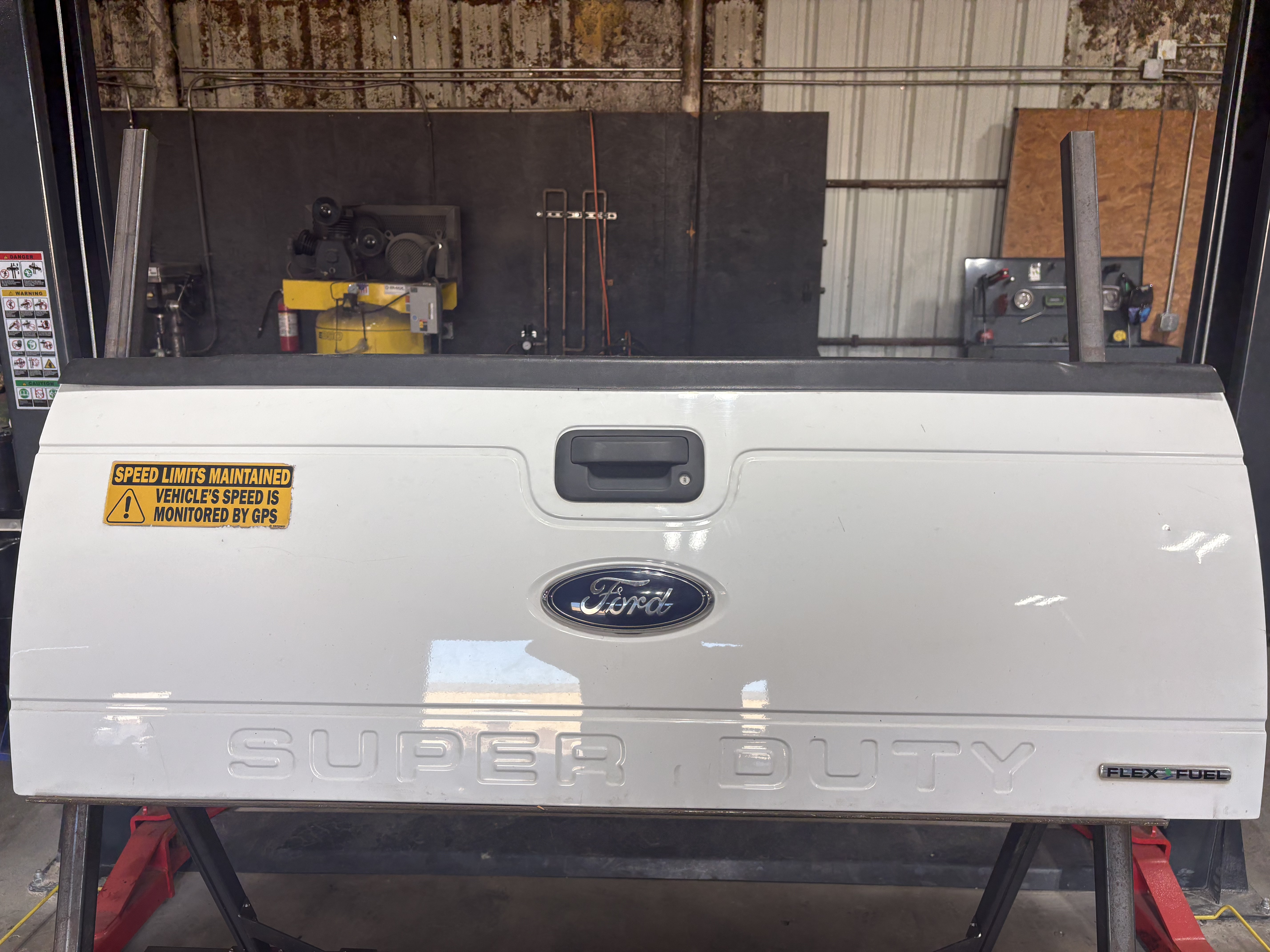 TGATE-120 2010-2016 FORD F-250 SUPERDUTY TAILGATE – Image 1