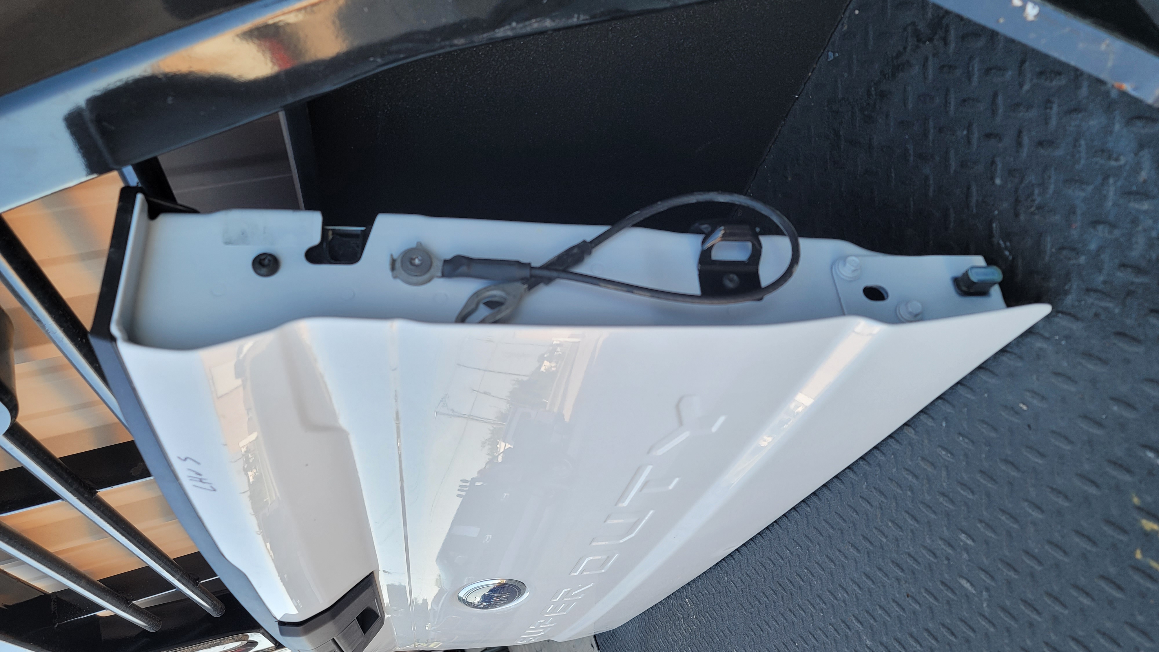 2023–2025 Ford Super Duty OEM White Tailgate-125 – Image 3