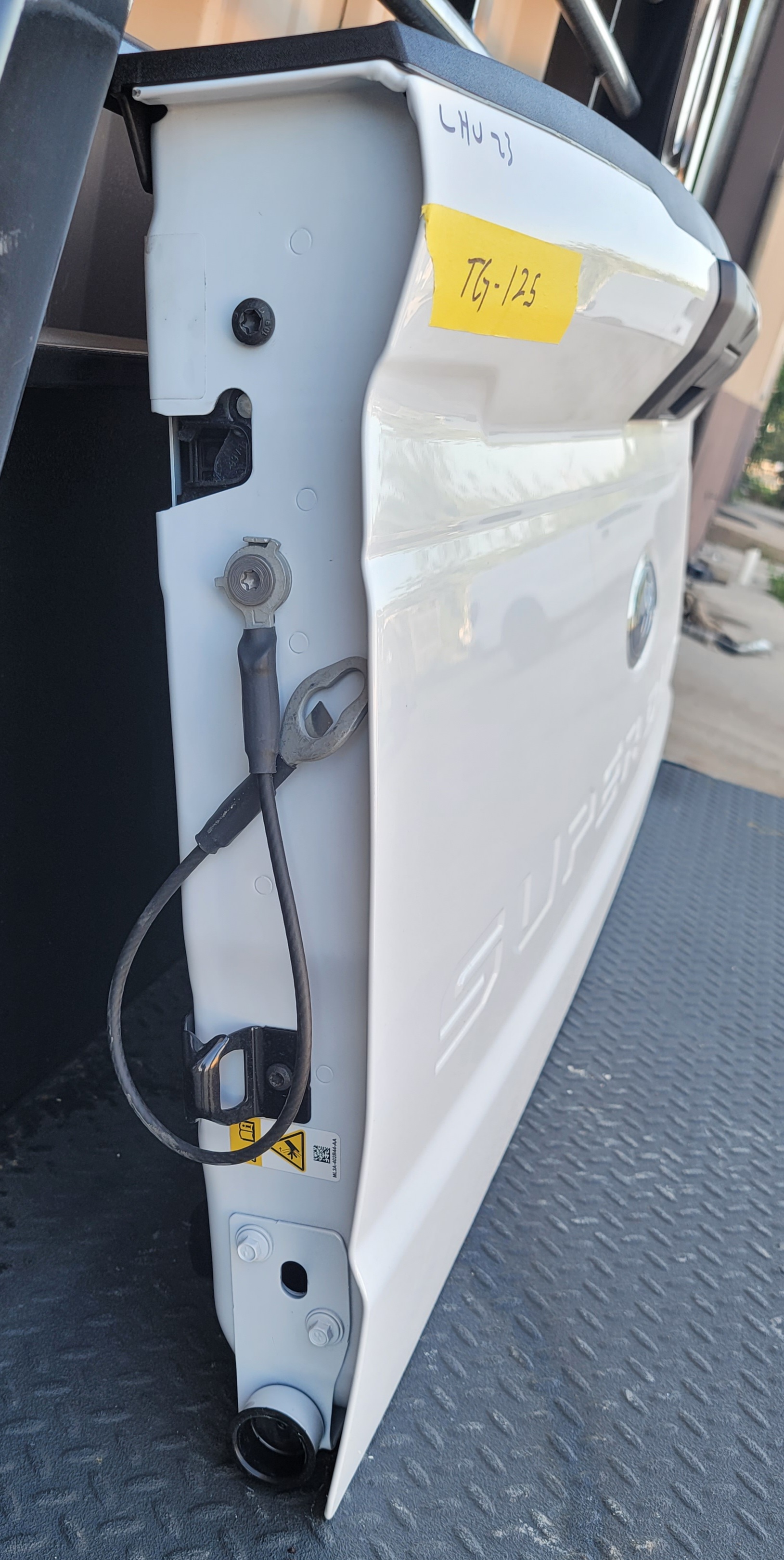 2023–2025 Ford Super Duty OEM White Tailgate-125 – Image 4