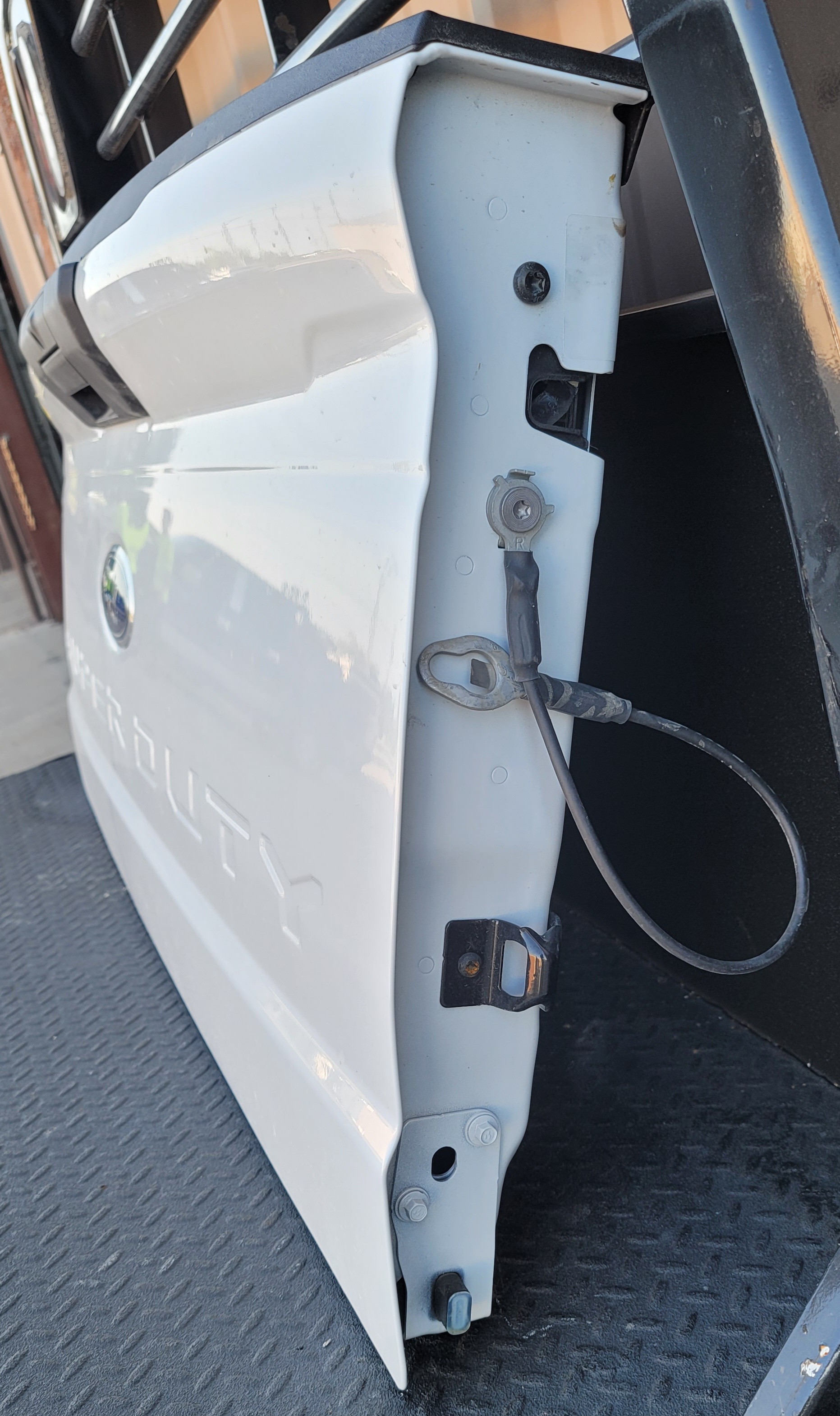 2023–2025 Ford Super Duty OEM White Tailgate-126 – Image 3