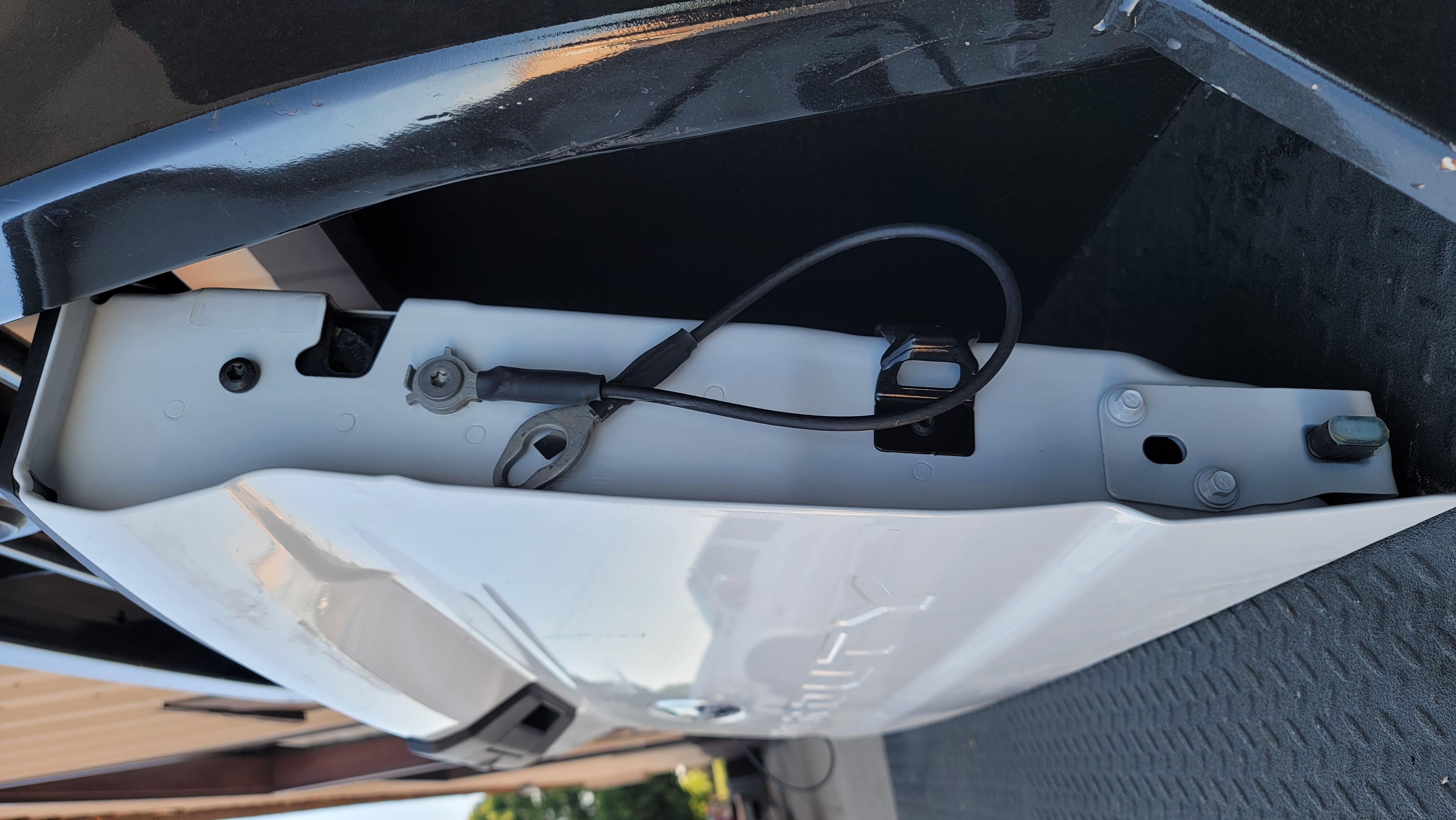 2023–2025 Ford Super Duty OEM White Tailgate-127 – Image 4