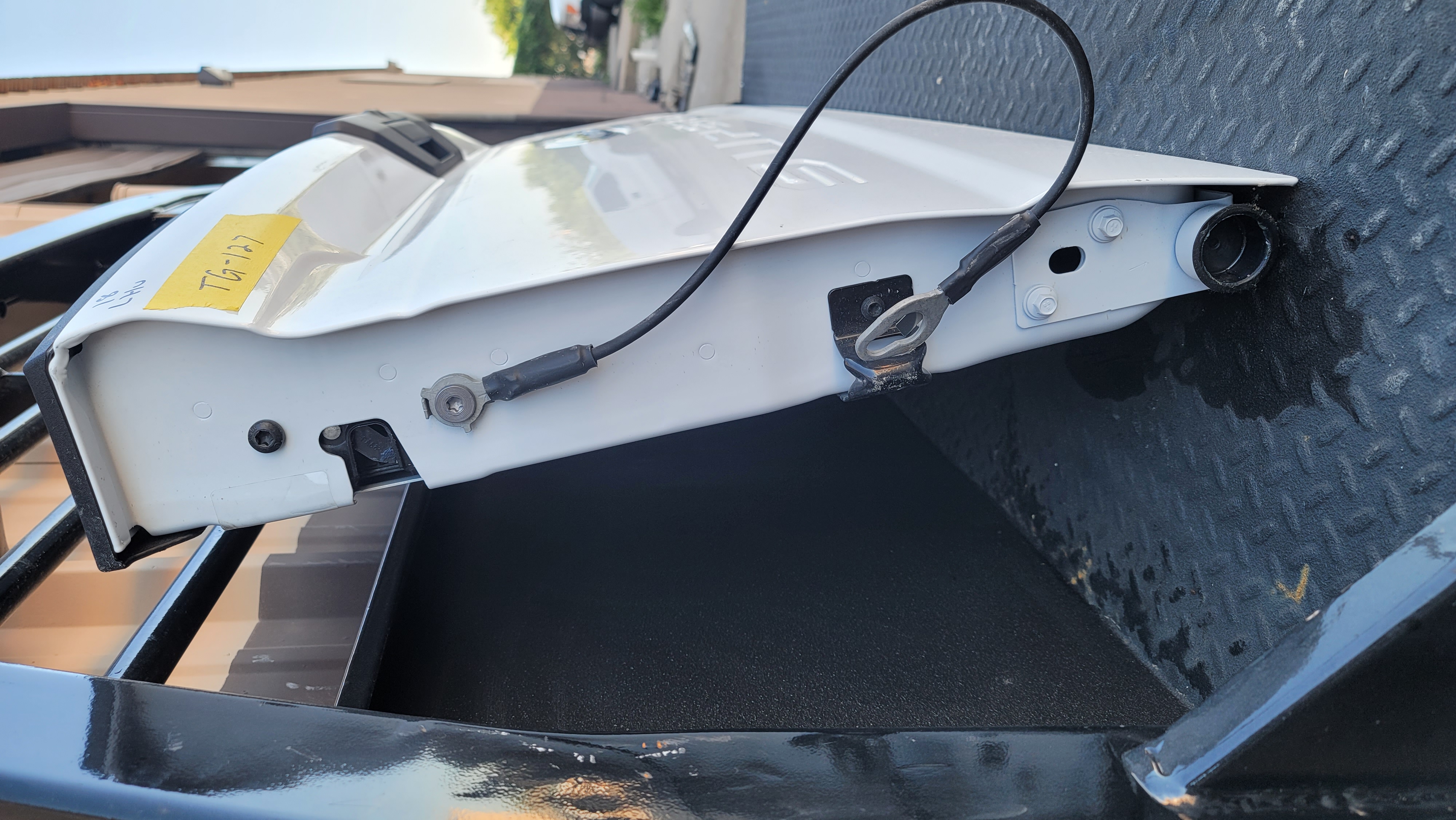 2023–2025 Ford Super Duty OEM White Tailgate-127 – Image 3