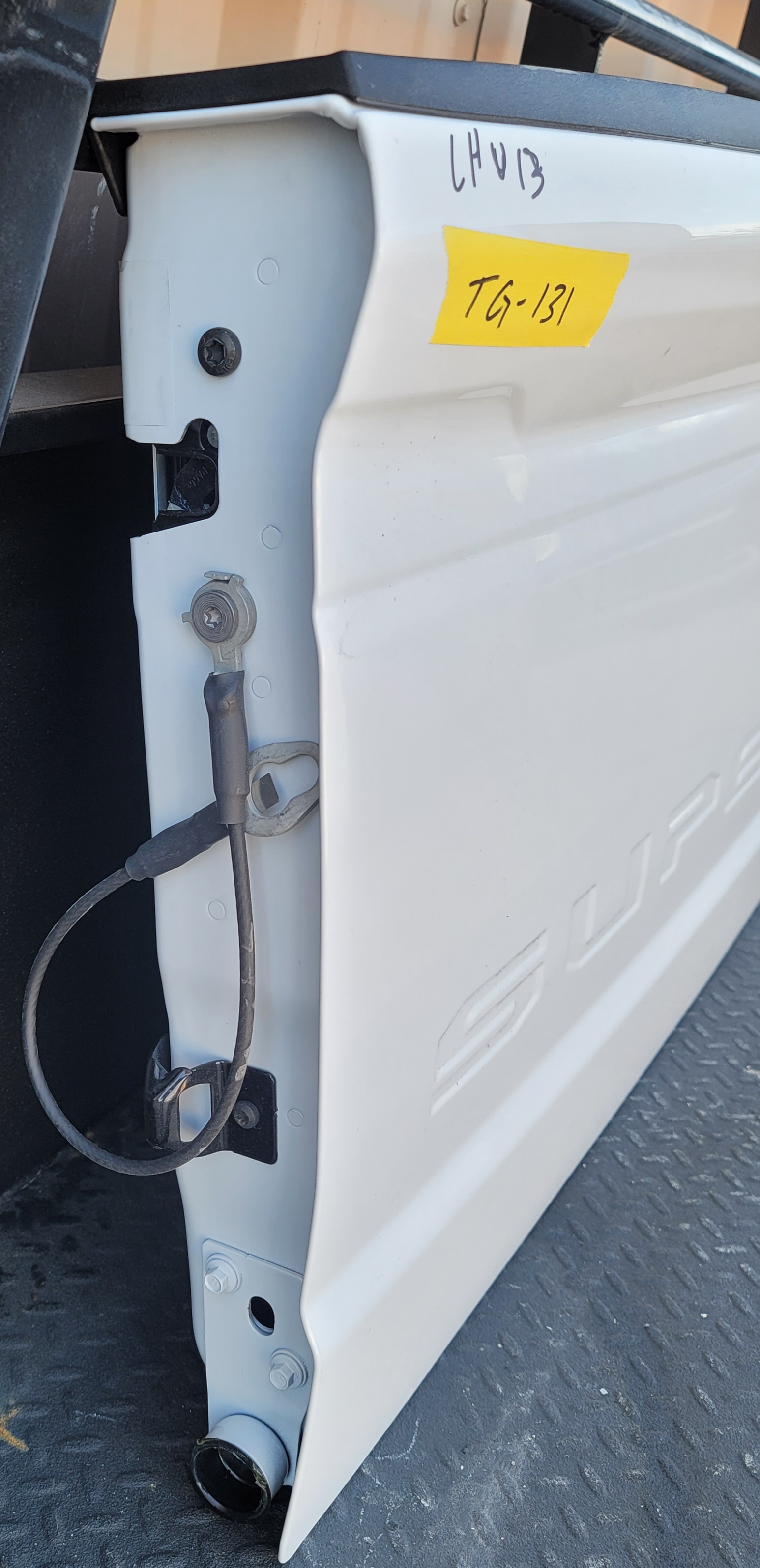 2023–2025 Ford F-250/F-350/F-450 Super Duty Oxford White OEM Tailgate – 131 – Image 4
