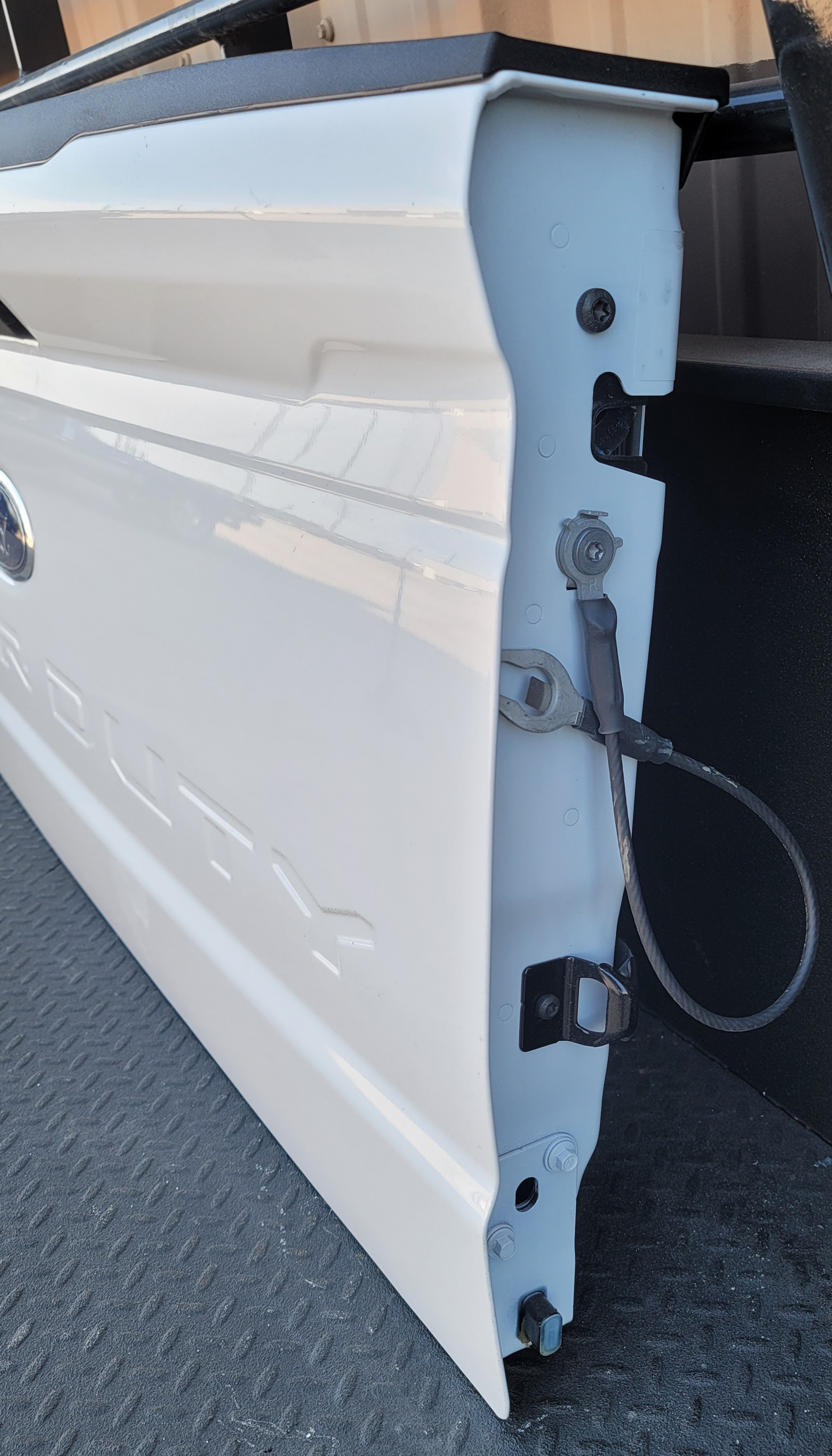 2023–2025 Ford F-250/F-350/F-450 Super Duty Oxford White OEM Tailgate – 131 – Image 3