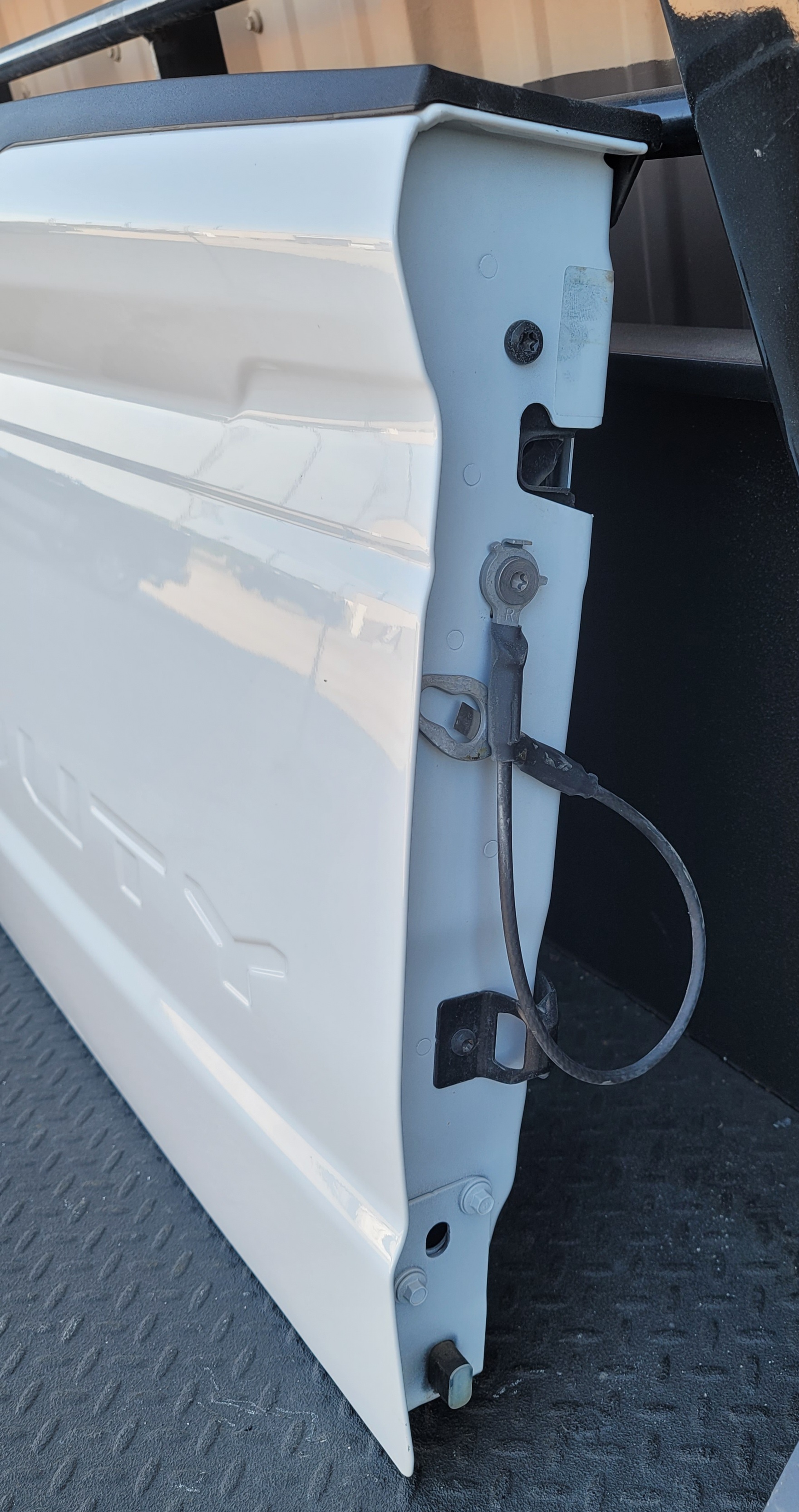2023–2025 Ford F-250/F-350/F-450 Super Duty Oxford White OEM Tailgate – 132 – Image 3