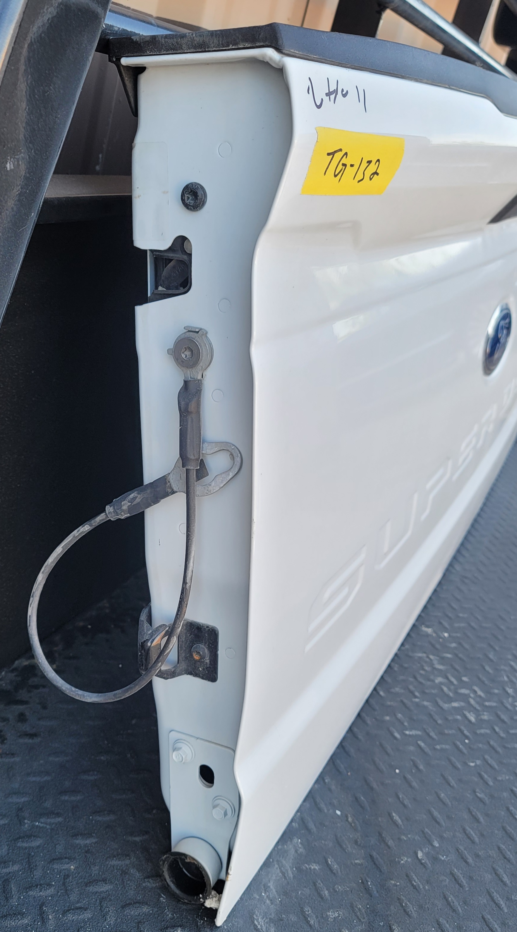 2023–2025 Ford F-250/F-350/F-450 Super Duty Oxford White OEM Tailgate – 132 – Image 4