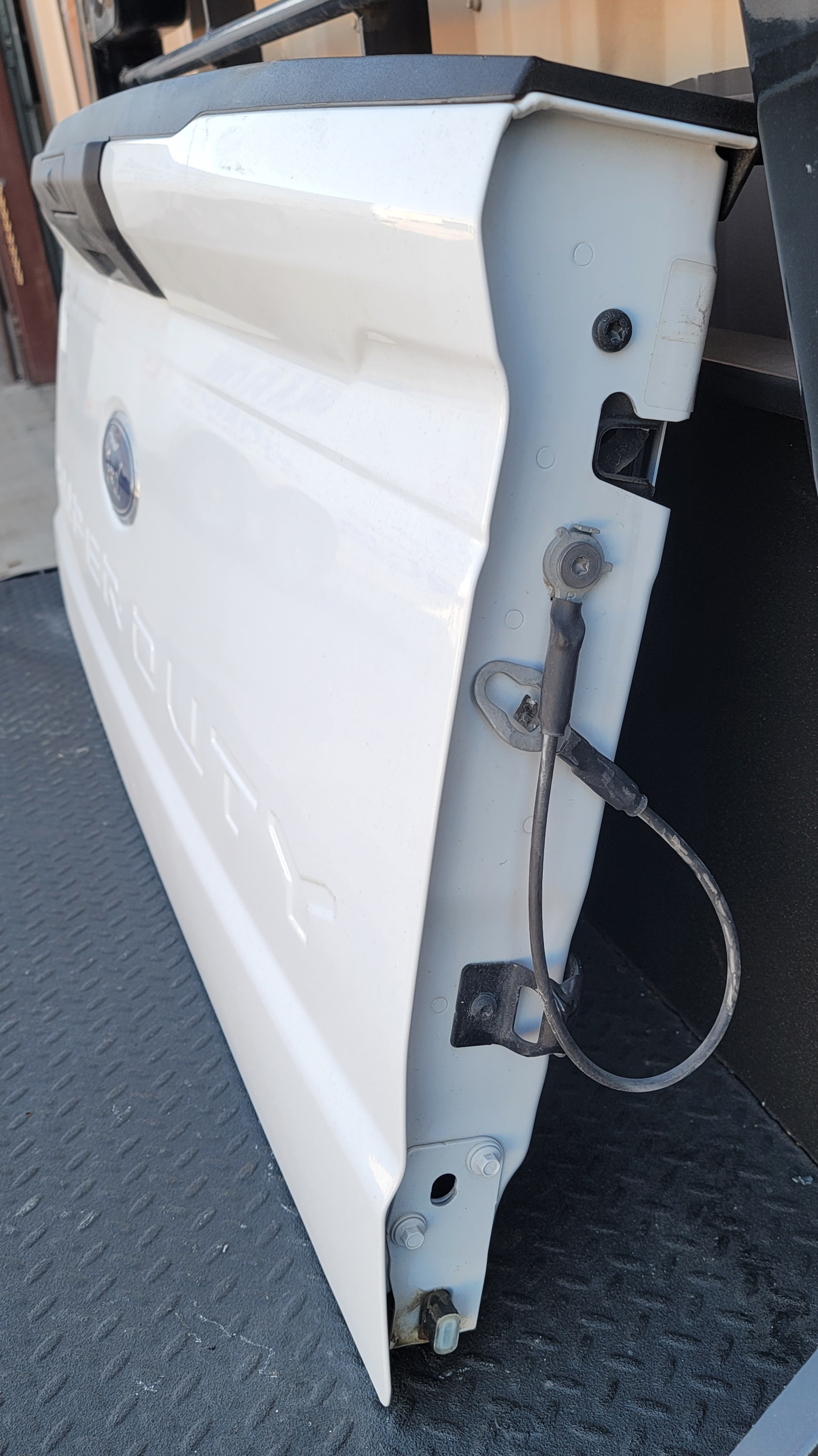2023–2025 Ford F-250/F-350/F-450 Super Duty Oxford White OEM Tailgate – 133 – Image 4