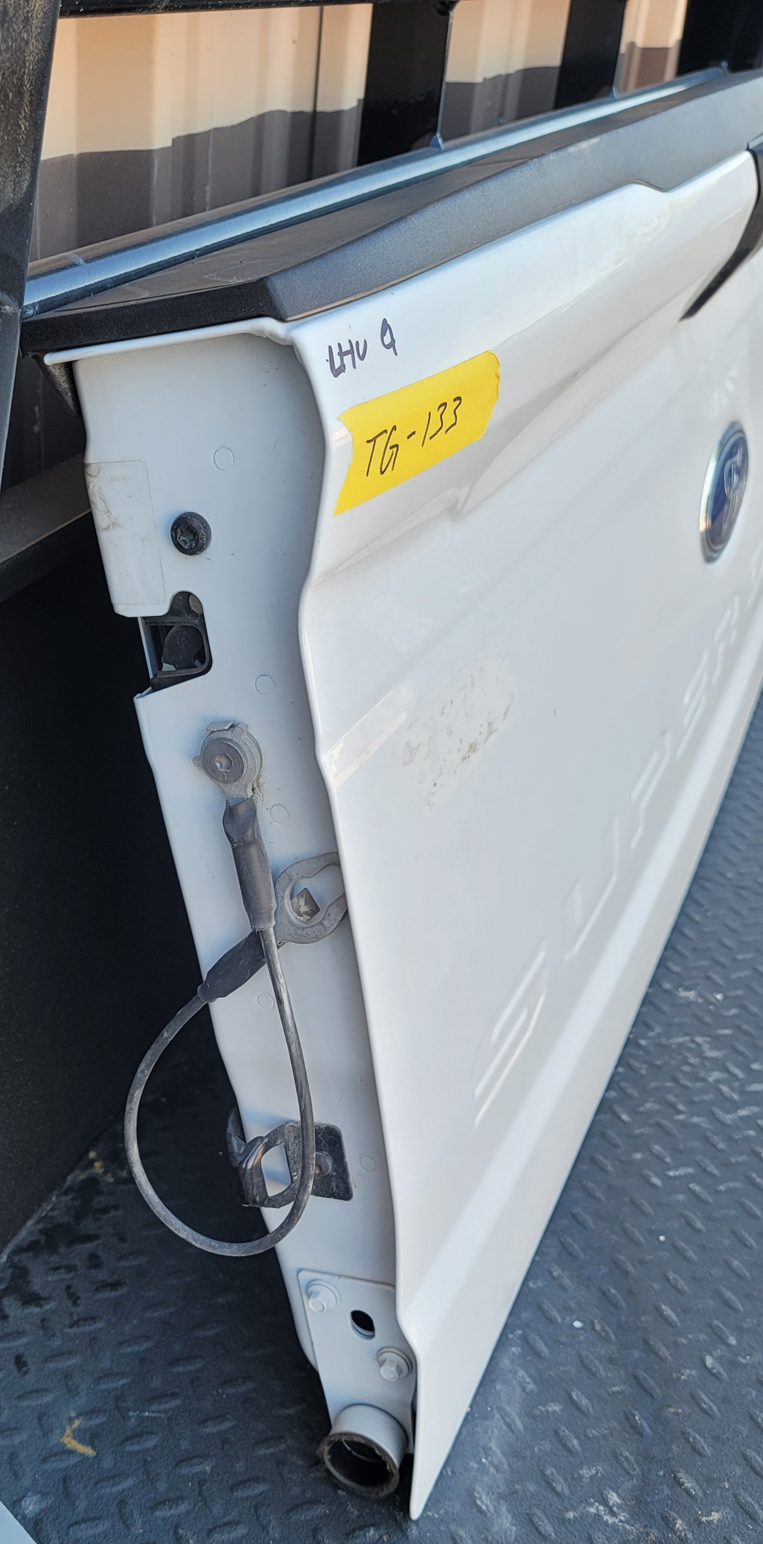 2023–2025 Ford F-250/F-350/F-450 Super Duty Oxford White OEM Tailgate – 133 – Image 3